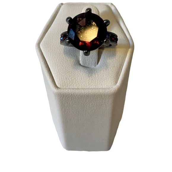 Beautiful Purple Stone Solitaire w/ 3 smaller stones on each side. - Picture 4 of 5